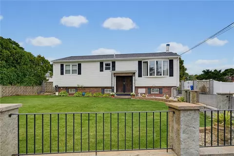 11 Old Barrington Rd, Riverside, RI 02915