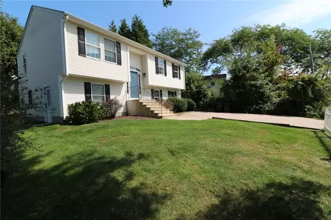 22 Fairway Dr, Narragansett, RI 02882