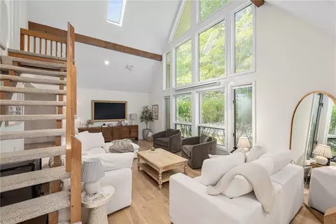40 Moosehorn Rd, East Greenwich, RI 02818