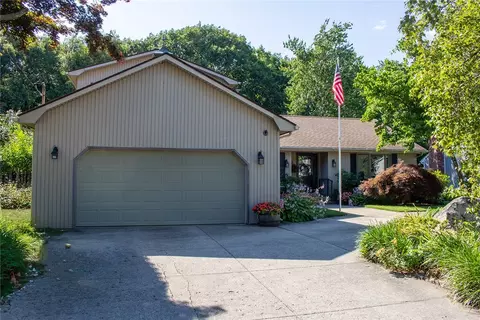 122 Elton Cir, Cranston, RI 02921