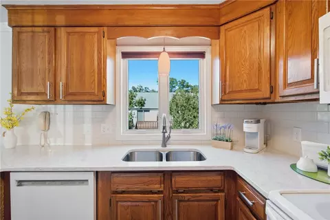 Kitchen - 16 Scenery Ln, Johnston, RI 02919 photo 2 of 3