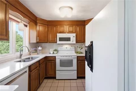 Kitchen - 16 Scenery Ln, Johnston, RI 02919 photo 3 of 3