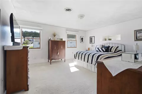 Bedroom - 16 Scenery Ln, Johnston, RI 02919 photo 5 of 9