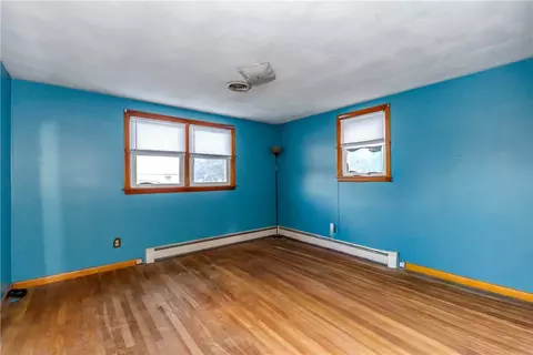 Bedroom - 73 Eagle Rd, Cranston, RI 02920 photo 4 of 6