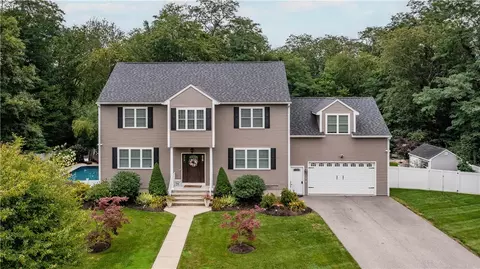8 Winterberry Rd, Lincoln, RI 02865