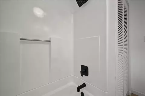 Bath - 140 Tanner Ave, Warwick, RI 02886 photo 3 of 3