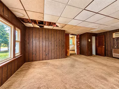 Living - 89 Cushing Rd, Warwick, RI 02888 photo 2 of 3