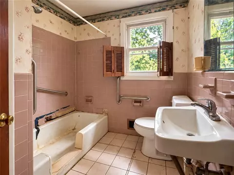 Bath - 89 Cushing Rd, Warwick, RI 02888 photo 1 of 1