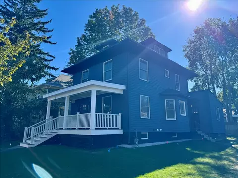 20 Stratford Rd, Cranston, RI 02905