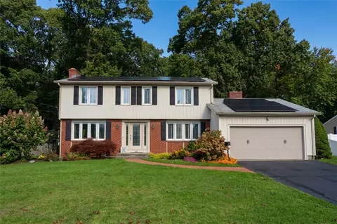 42 Tanglewood Dr, Riverside, RI 02915