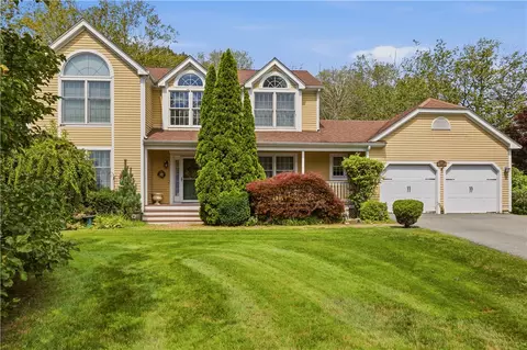 69 Carriage Dr, Portsmouth, RI 02871