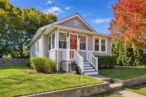 26 Sunset Dr, Barrington, RI 02806