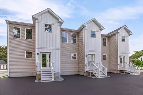 2 Rounds Ave, Riverside, RI 02915