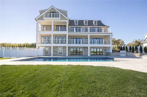 45 Sea Spray Dr, Portsmouth, RI 02871