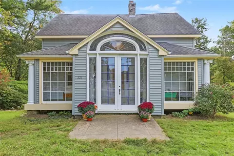 826 Mooresfield Rd, South Kingstown, RI 02879