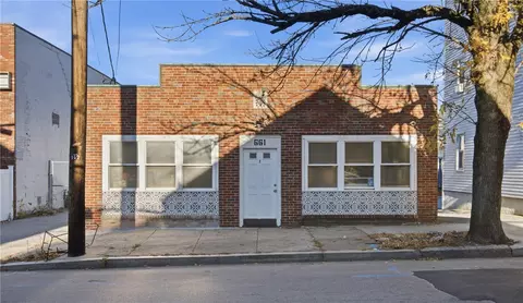 661 Douglas Ave, Providence, RI 02908