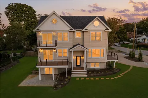 86 Spanker St, Jamestown, RI 02835