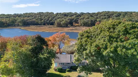 74 Circuit Dr, Narragansett, RI 02882