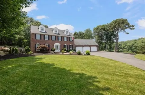 319 Mourning Dove Dr, Saunderstown, RI 02874