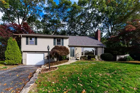 40 Fairfield Dr, North Kingstown, RI 02852