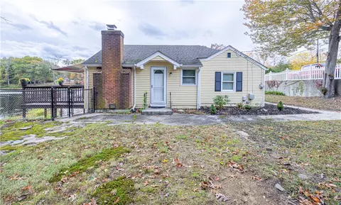 10 Totem Pole Trl, Smithfield, RI 02917