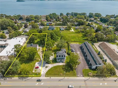 2967 E Main Rd, Portsmouth, RI 02871