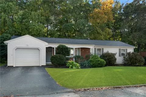 32 Rockcrest Dr, Cranston, RI 02920