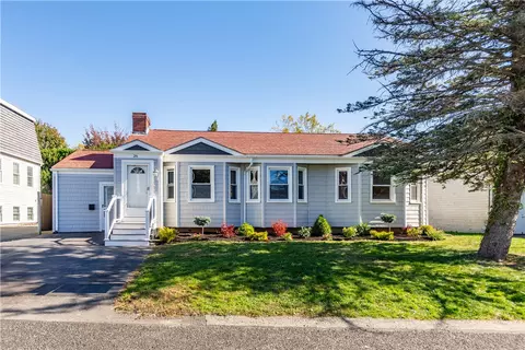 26 Keeher Ave, Newport, RI 02840