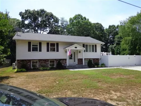 32 Woodridge Rd, Narragansett, RI 02882