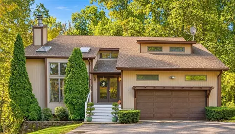 167 Fairview Ave, Hope Valley, RI 02832