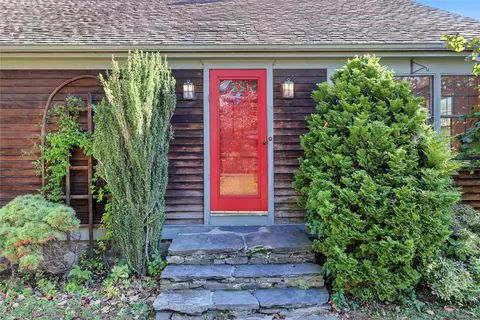 Exterior - 14 Old Main Rd, Little Compton, RI 02837 photo 2 of 9