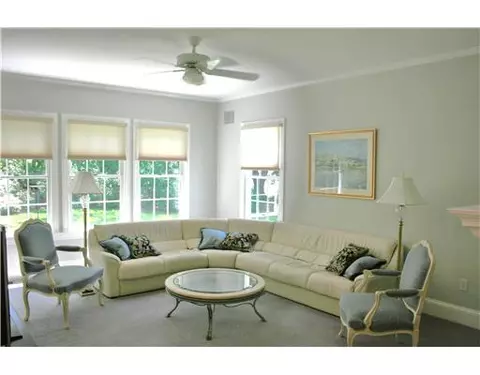 8 Jacobs Point Rd, Warren, RI 02885 photo 4