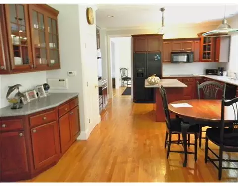 8 Jacobs Point Rd, Warren, RI 02885 photo 3