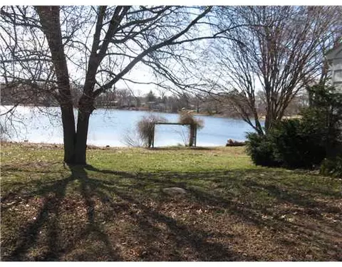 94 Armory Dr, Warwick, RI 02886 photo 4