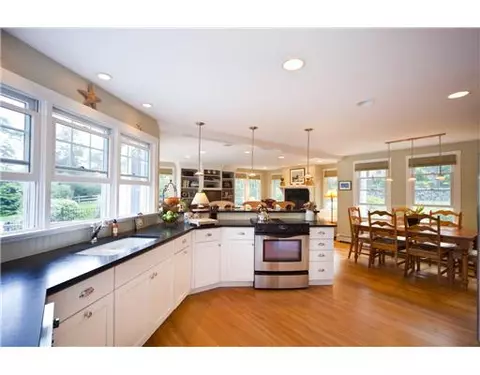 1256 Wapping Rd, Middletown, RI 02842 photo 4