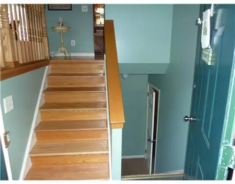 30 Hackman Pl, Warwick, RI 02889 photo 2