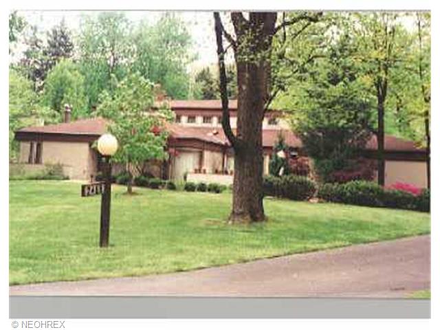 2465 Strathmore Dr, Canton, OH 44708 photo 1