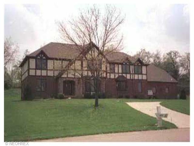 4700 Barnsleigh Dr, Akron, OH 44333 photo 1