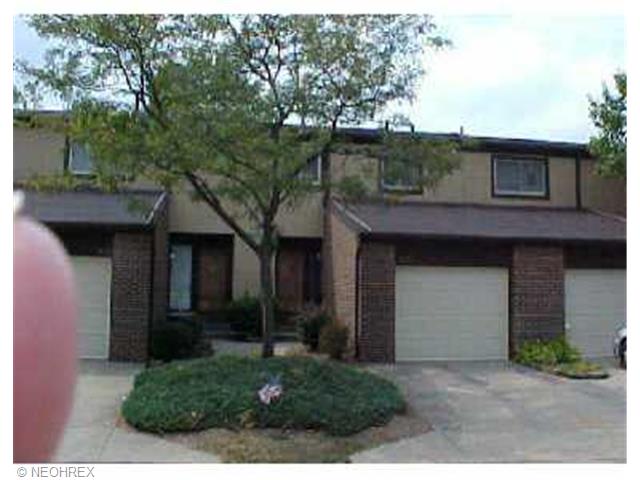 910 Quarry Dr, Akron, OH 44307 photo 1
