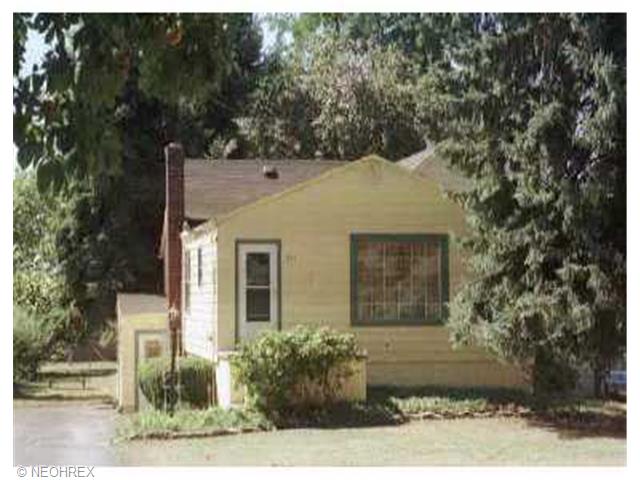 327 Devitt Ave, Campbell, OH 44405 photo 1
