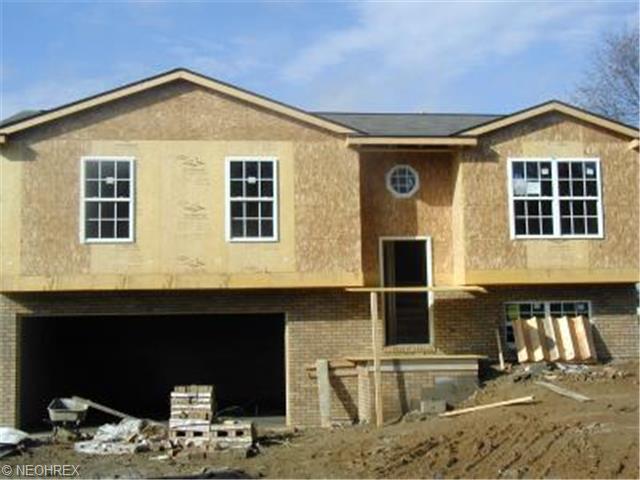 709 Perry Dr, Canton, OH 44708 photo 1