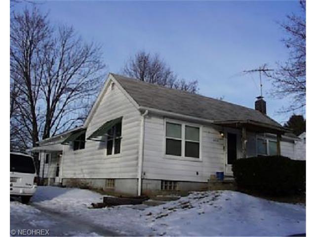 2113 Beach Dr, Akron, OH 44312 photo 1
