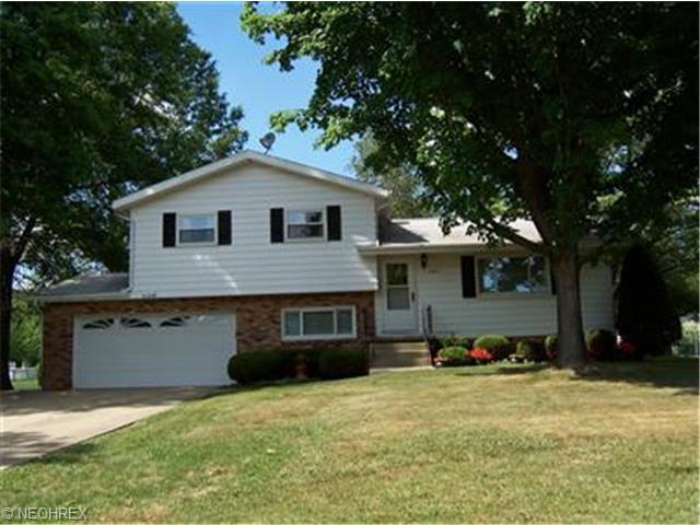 2907 St Clair Dr, Akron, OH 44321 photo 1