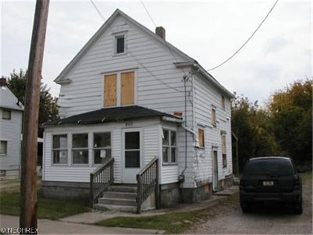 352 Howe St, Akron, OH 44307 photo 1