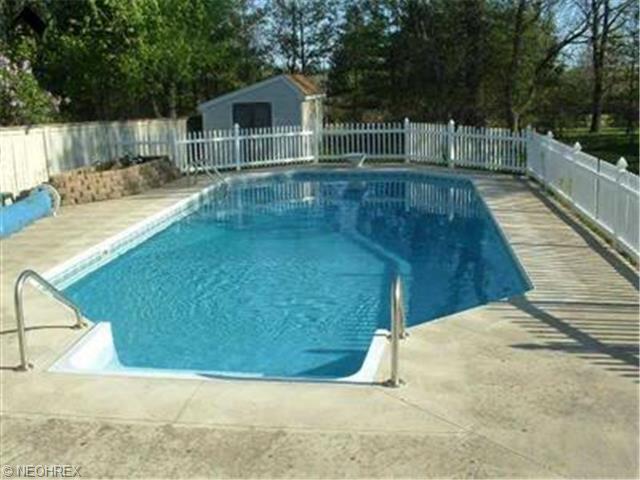 310 Crestview Dr, Elyria, OH 44035 photo 1