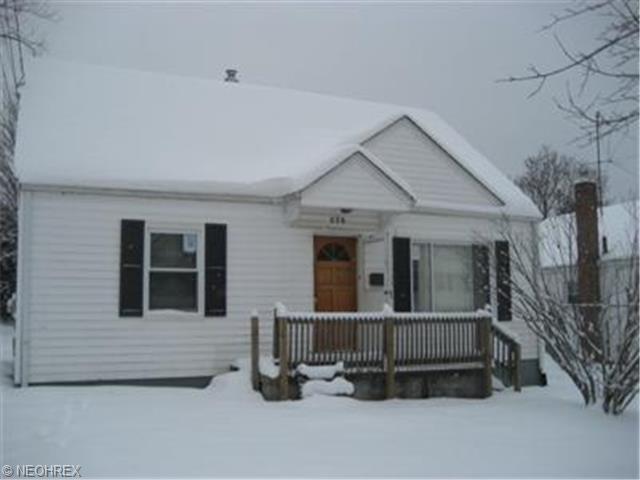 856 Leonard St, Akron, OH 44307 photo 1