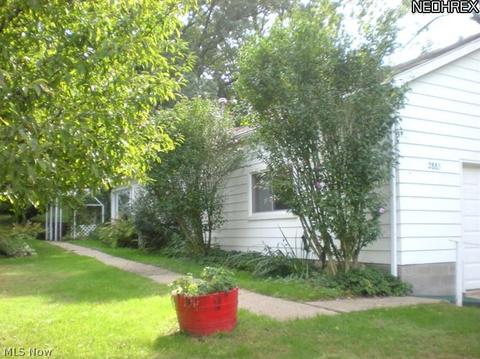 2885 Eileen Dr, Akron, OH 44319 photo 1