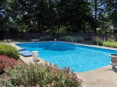 447 Loyola Dr, Elyria, OH 44035 photo 2