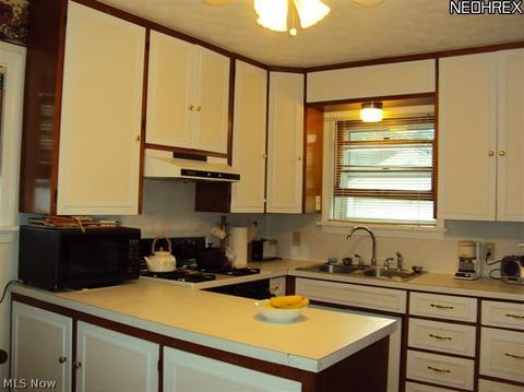 220 E 21st St, Dover, OH 44622 photo 4