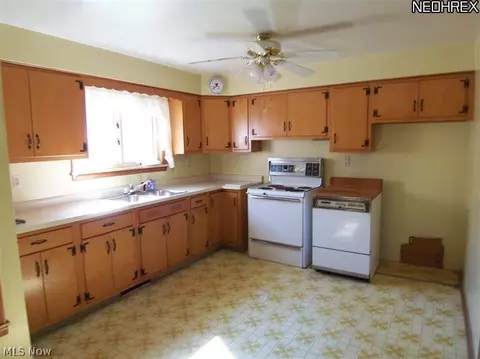6208 Austin Dr, Ashtabula, OH 44004 photo 4